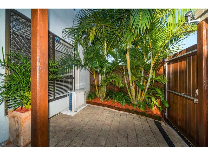 2/77 Olsen Avenue, Labrador QLD 4215