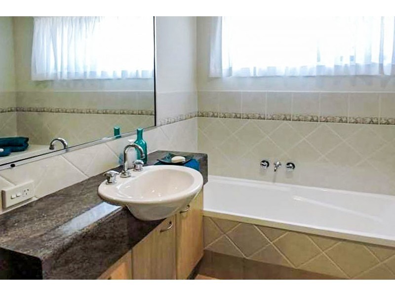 2/11 Hilltop Street, Labrador QLD 4215