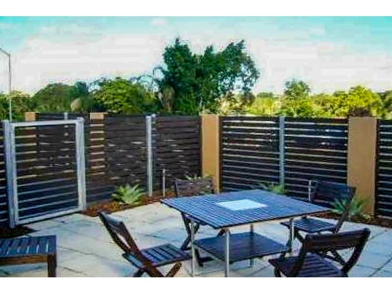 1/4 Ruth Anne Close, Labrador QLD 4215