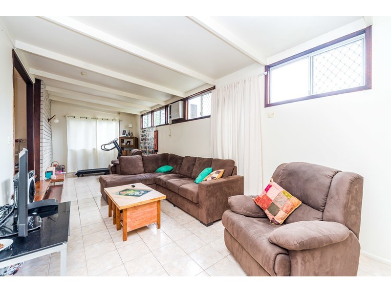 152 Government Road, Labrador QLD 4215