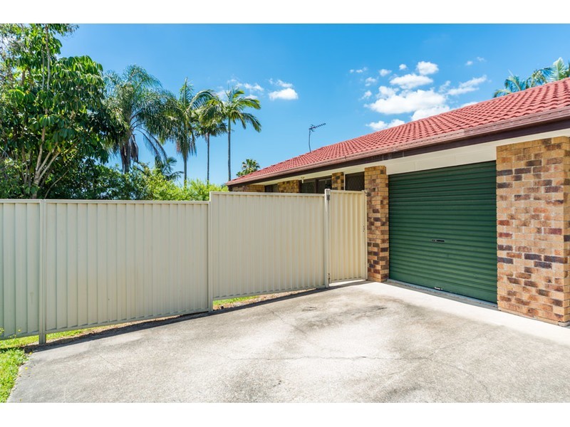 2/177 Olsen Avenue, Labrador QLD 4215