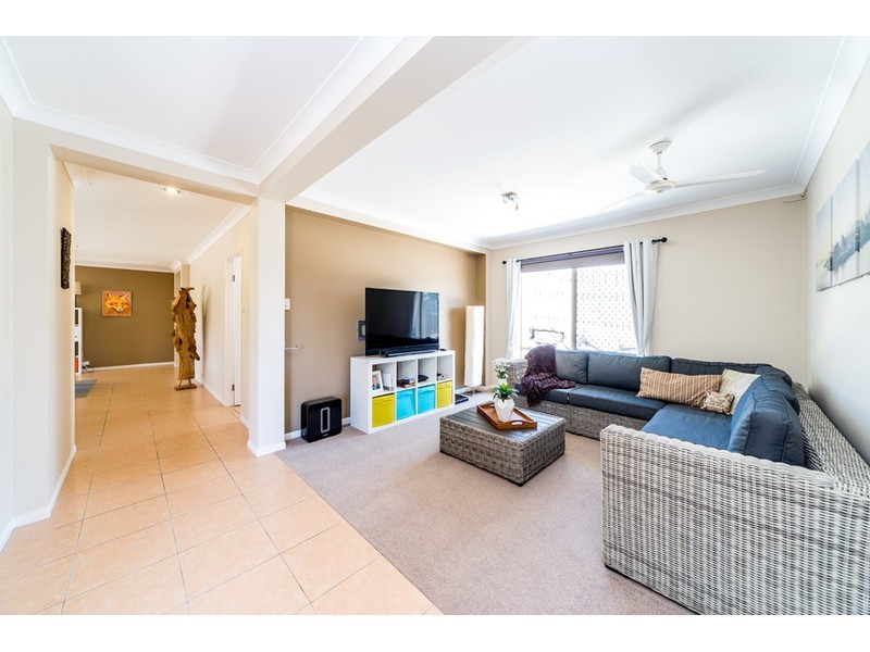 17 Blackheath Terrace, Pacific Pines QLD 4211