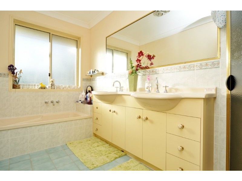 1 Kettlewell Chase, Arundel QLD 4214