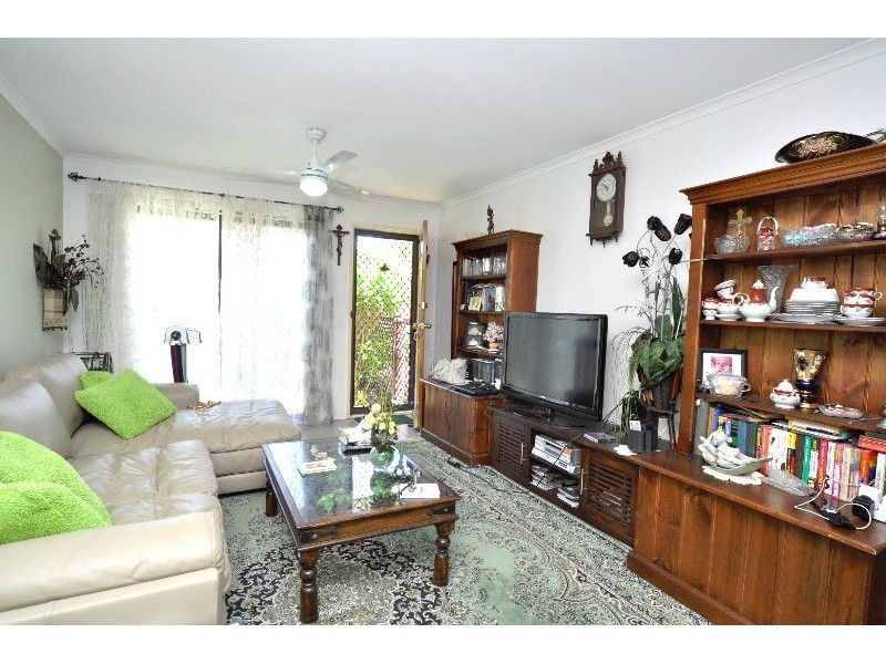 8/11 Hoya Court, Labrador QLD 4215