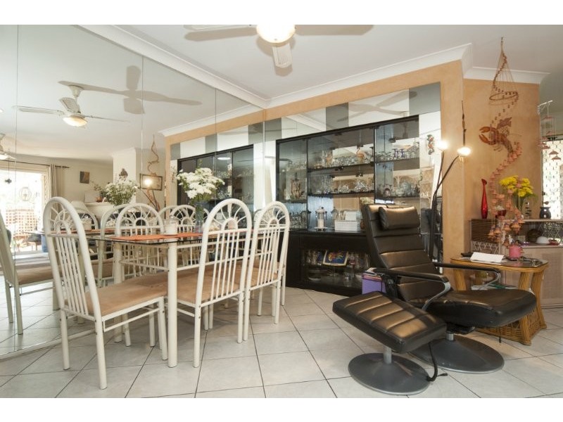 1/143 Central Street, Labrador QLD 4215