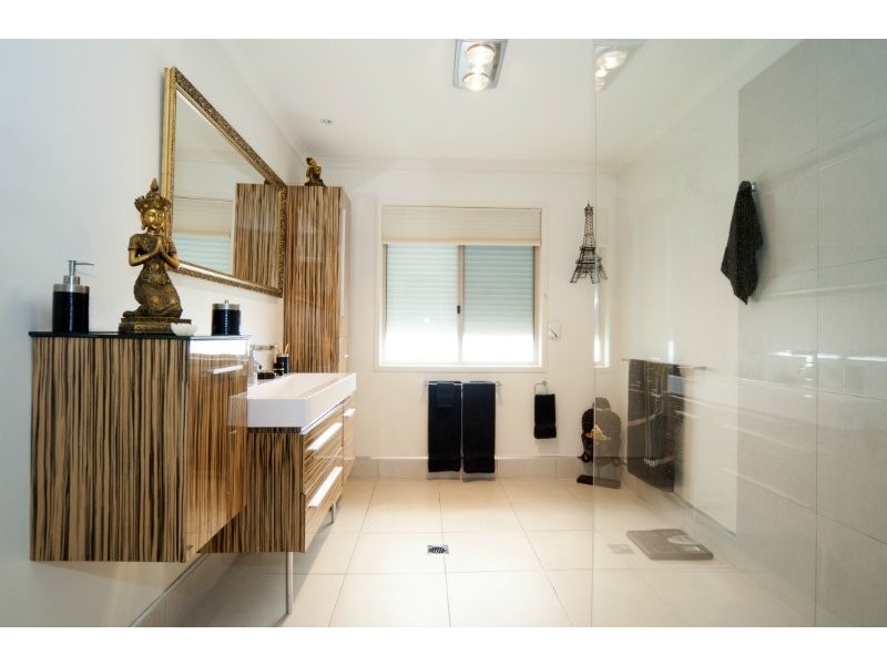 1/3 Jenaya Place, Labrador QLD 4215