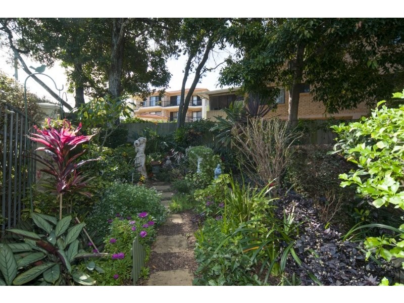 1/25 Chester Terrace, Southport QLD 4215