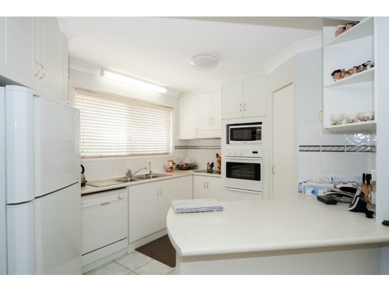 2/4-6 Clinton Street, Labrador QLD 4215