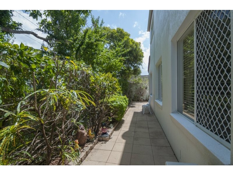 2/4-6 Clinton Street, Labrador QLD 4215