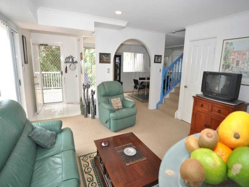 2/61 Imperial Parade, Labrador QLD 4215