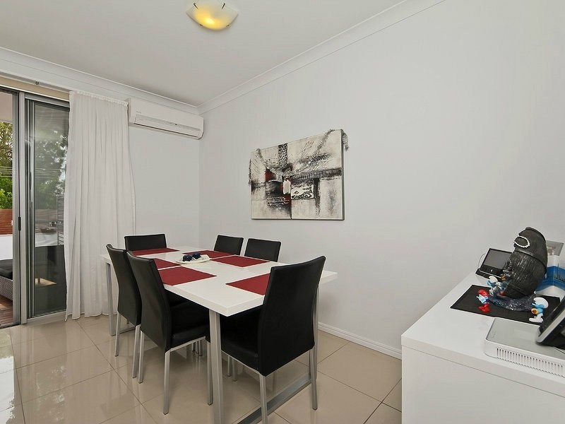 2/430 Pine Ridge Road, Coombabah QLD 4216