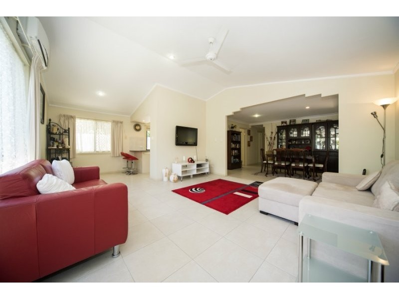 2/6 Sutherland Avenue, Labrador QLD 4215