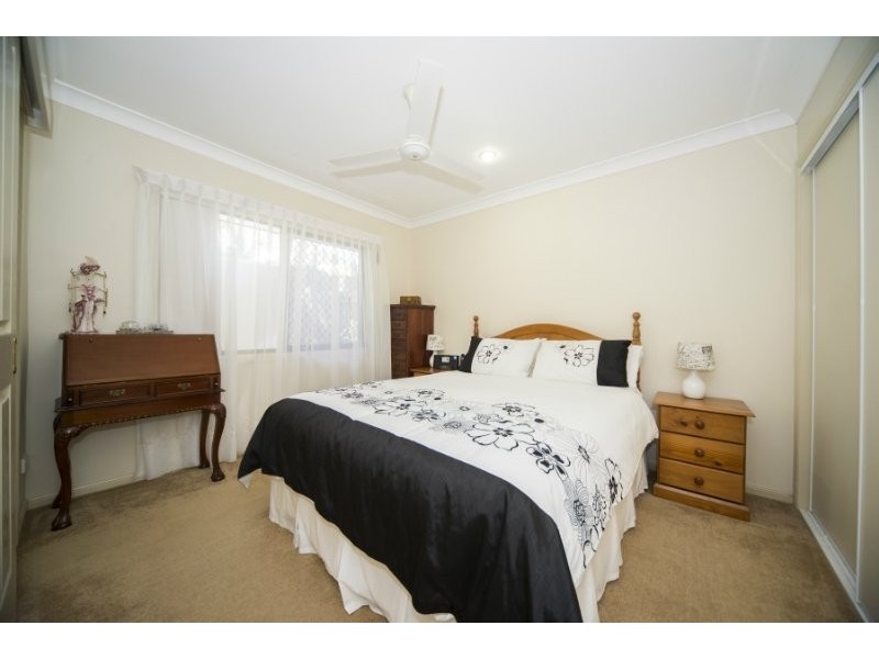 2/6 Sutherland Avenue, Labrador QLD 4215