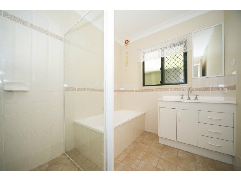 2/6 Sutherland Avenue, Labrador QLD 4215