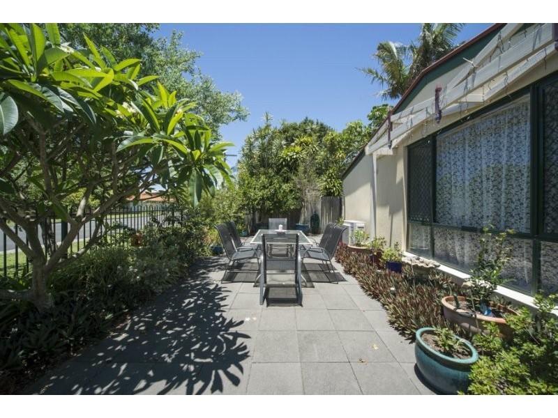 2/6 Sutherland Avenue, Labrador QLD 4215