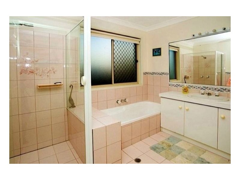 17 Carrumbella Drive, Arundel QLD 4214