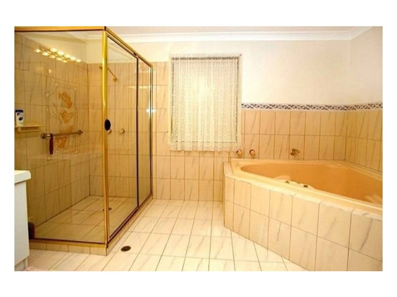 17 Carrumbella Drive, Arundel QLD 4214