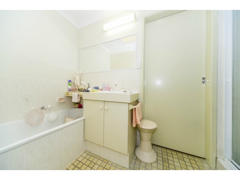 2/4 Nina Parade, Arundel QLD 4214