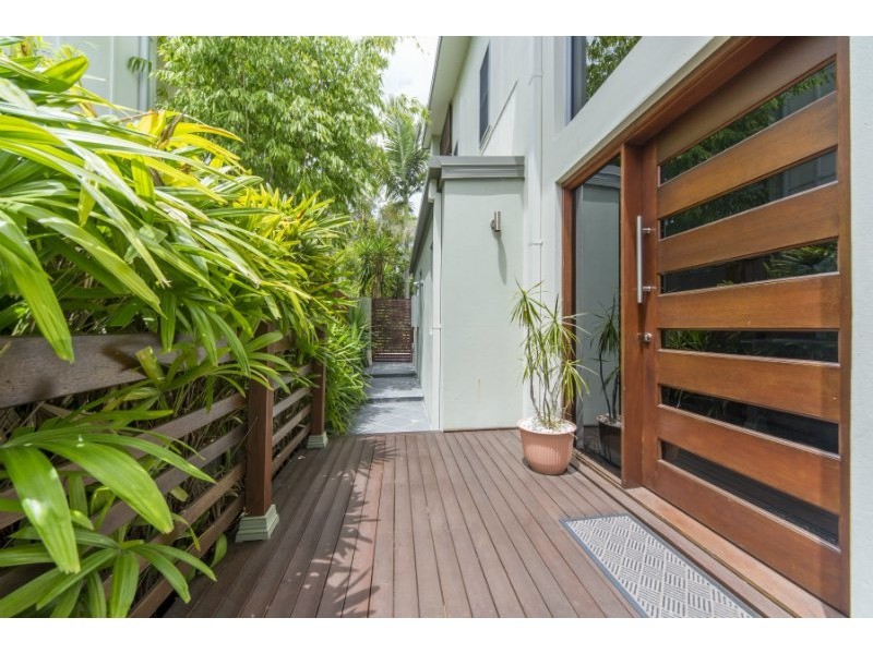 2/20 Billington Street, Labrador QLD 4215