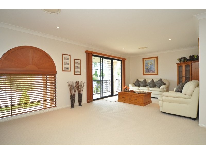 16 Tanzen Drive, Arundel QLD 4214