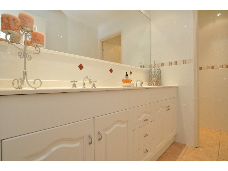 16 Tanzen Drive, Arundel QLD 4214