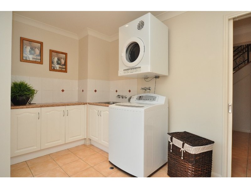 16 Tanzen Drive, Arundel QLD 4214