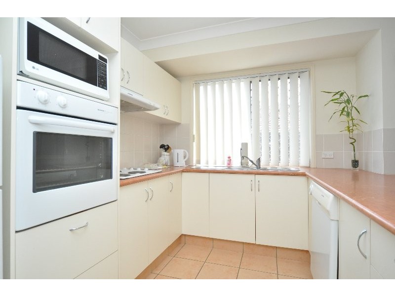 2/4 Jacqueline Avenue, Labrador QLD 4215