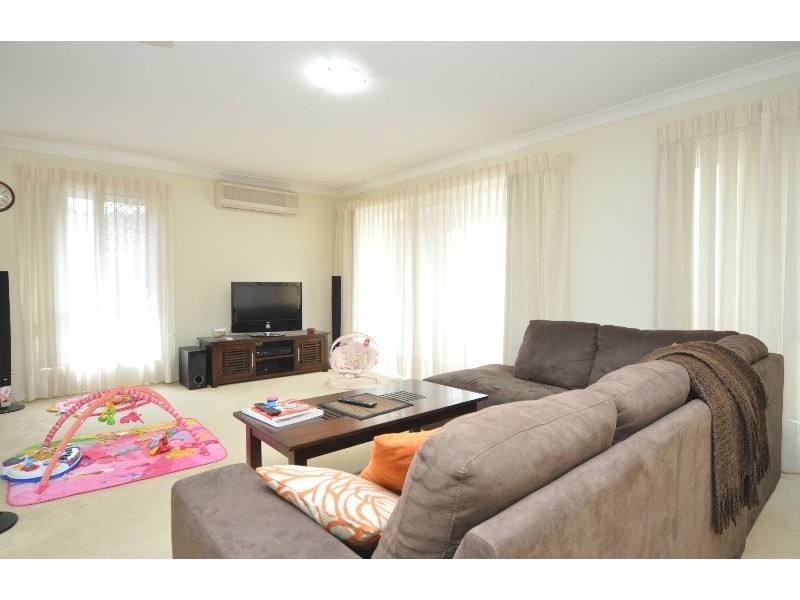 2/4 Jacqueline Avenue, Labrador QLD 4215