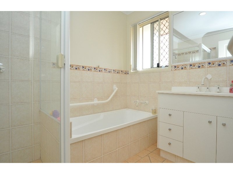 2/4 Jacqueline Avenue, Labrador QLD 4215