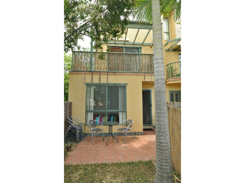 1/3-5 Bradford Street, Labrador QLD 4215