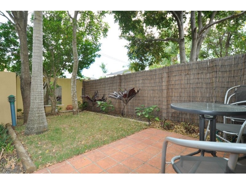 1/3-5 Bradford Street, Labrador QLD 4215