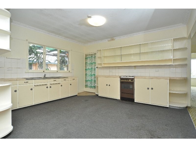 6 Vernon Avenue, Labrador QLD 4215