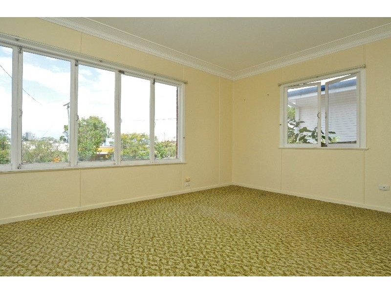 6 Vernon Avenue, Labrador QLD 4215