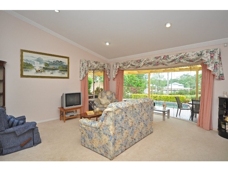 37 Chichester Drive, Arundel QLD 4214