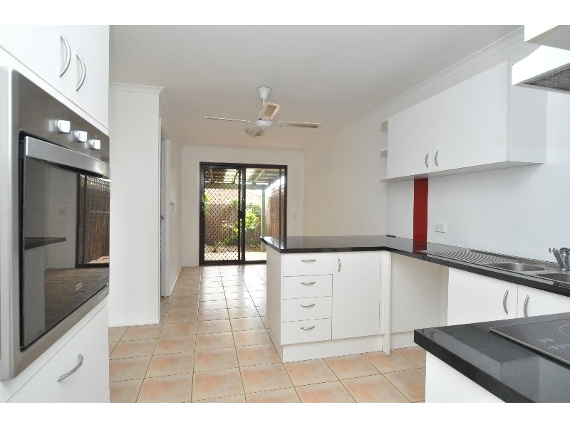 2/2 Cassandra Crescent, Labrador QLD 4215