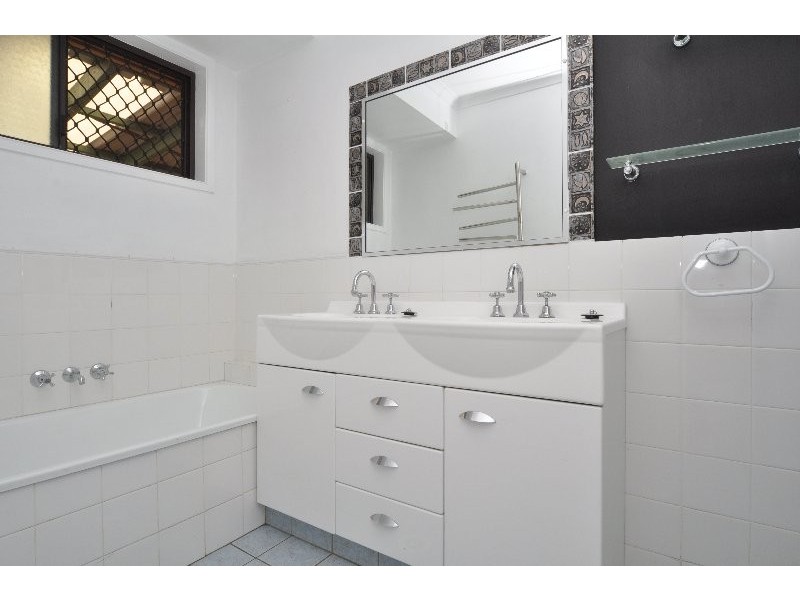 2/2 Cassandra Crescent, Labrador QLD 4215