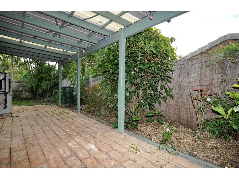 2/2 Cassandra Crescent, Labrador QLD 4215