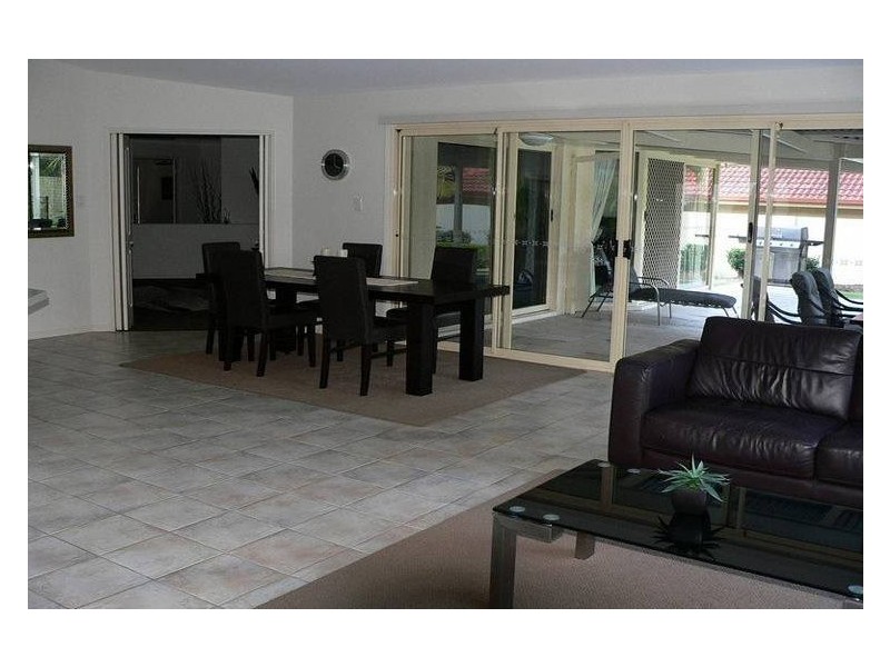 15 Pearson Close, Arundel QLD 4214