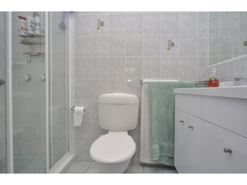 1/4 Gemma Glade, Labrador QLD 4215