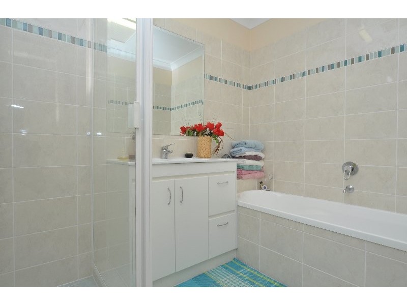 1/4 Gemma Glade, Labrador QLD 4215