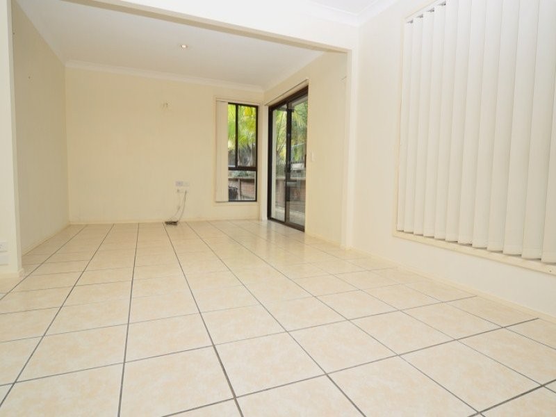 8 Wilmot Place, Helensvale QLD 4212