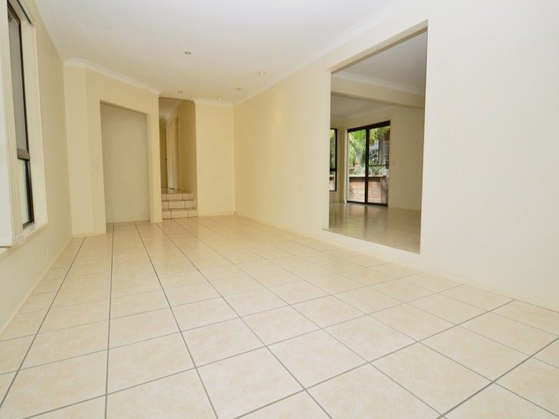 8 Wilmot Place, Helensvale QLD 4212