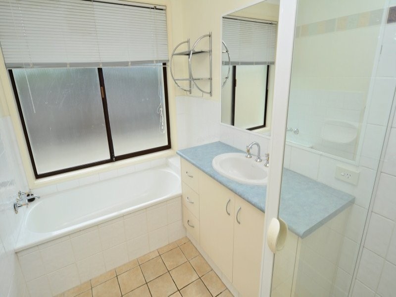 8 Wilmot Place, Helensvale QLD 4212