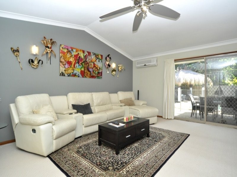 8 Singleton Court, Helensvale QLD 4212