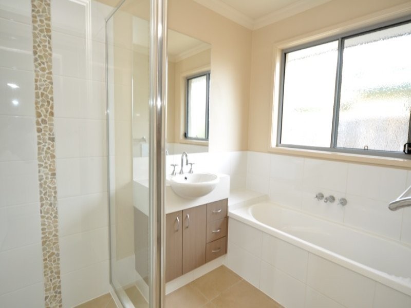 6 Sandow Street, Pacific Pines QLD 4211