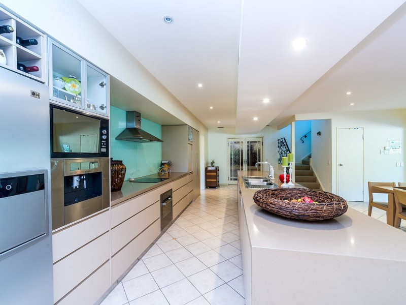 11 Ewingar Court, Helensvale QLD 4212
