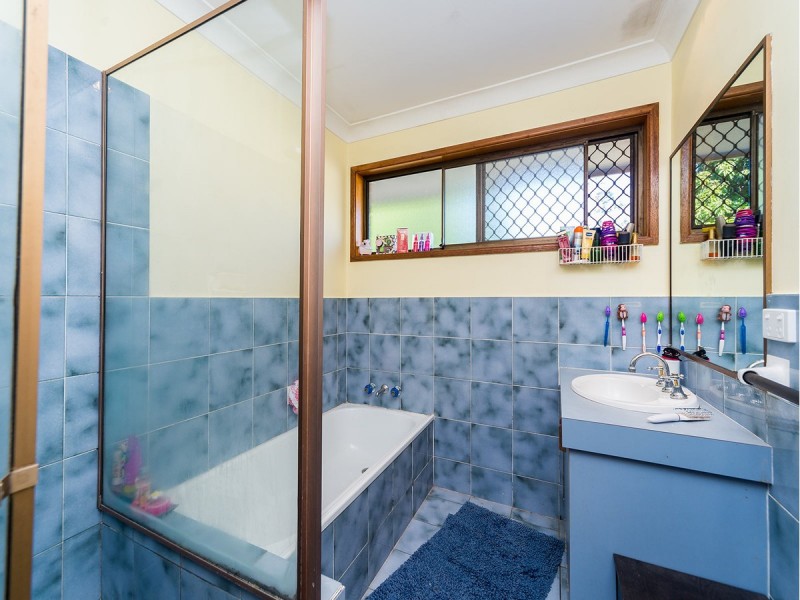 33 Dromana Crescent, Helensvale QLD 4212