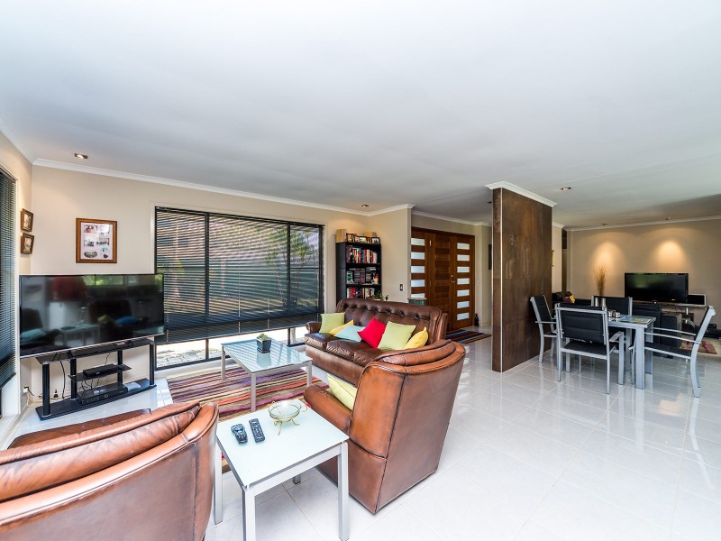 6 Lachlan Court, Helensvale QLD 4212