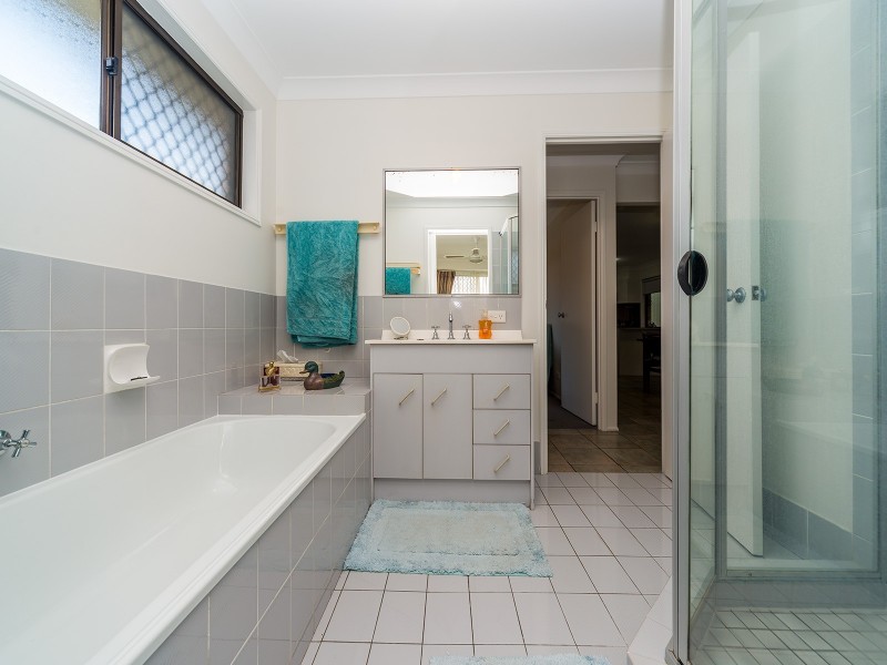 6 Tocumwal Court, Helensvale QLD 4212