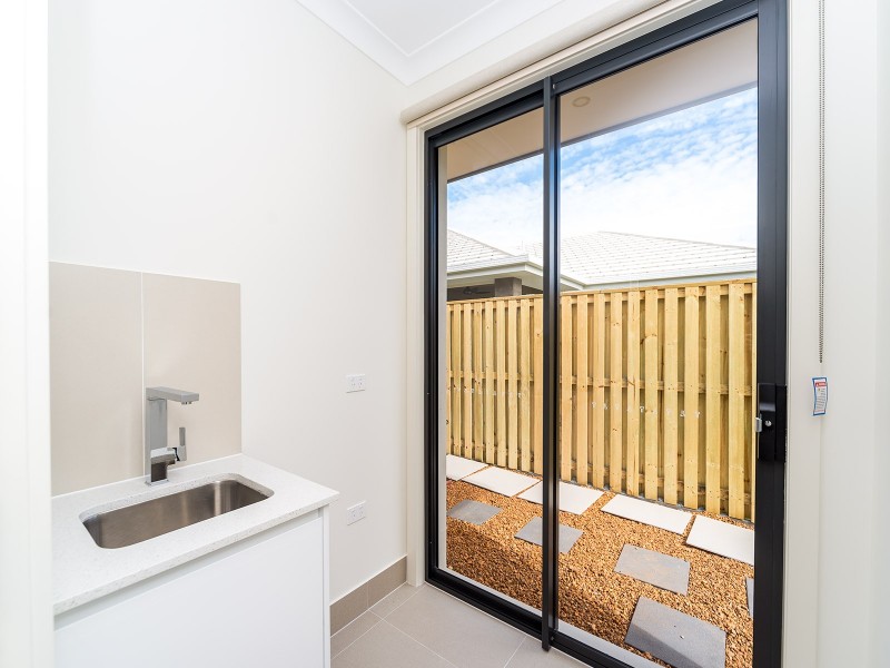 6 Laurel Drive, Helensvale QLD 4212